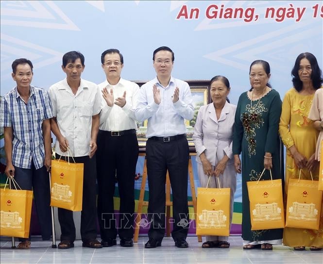 越南国家主席武文赏探访安江省朱笃市新农村升级版永济乡，同该乡人民群众亲切交谈。