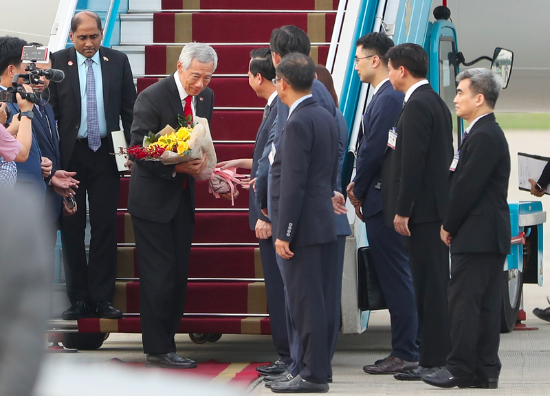 新加坡政府总理李显龙8月27日下午抵达越南河内内排国际机场。