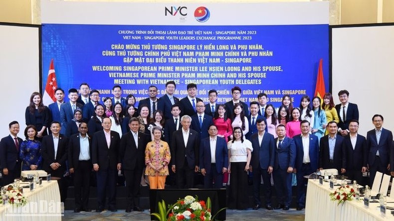范明正总理与李显龙总理同两国典范青年领导代表合影。