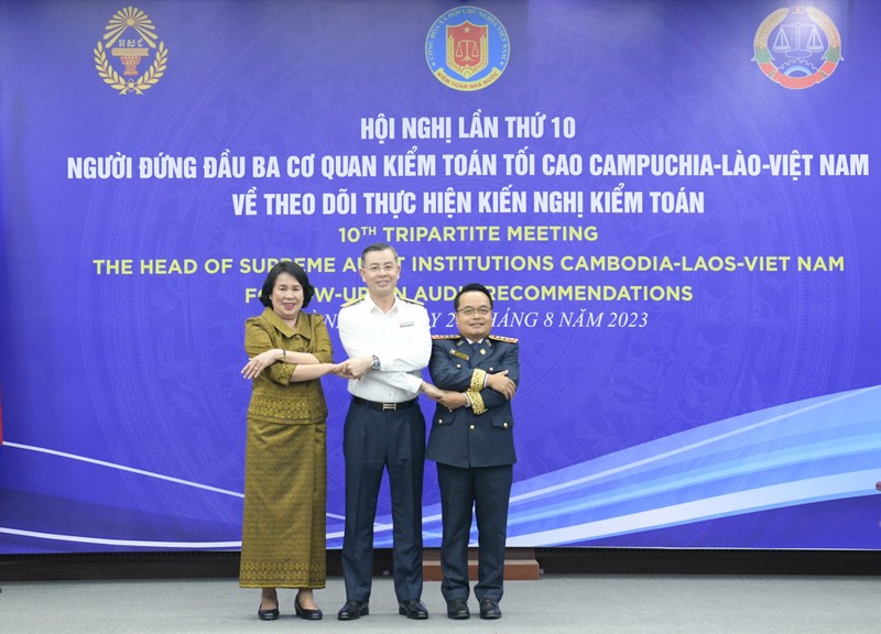 越南国家审计长吴文俊（中）同老挝和柬埔寨领导合影。