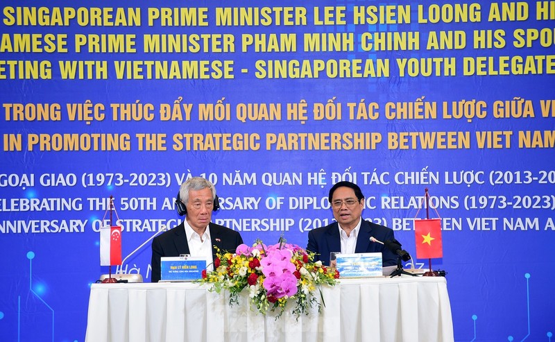 范明政和李显龙与越新青年代表进行对话。