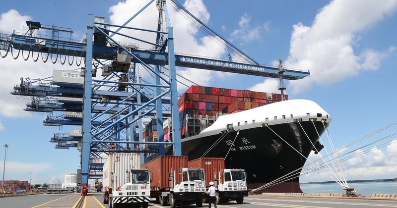 附图：新港-盖梅港口某集装箱船靠岸装卸货。