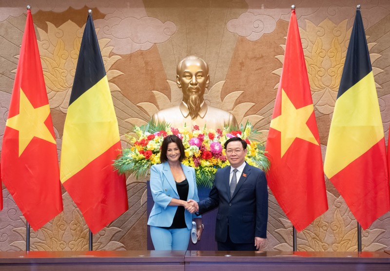 越南国会主席王廷惠与比利时参议院议长斯蒂芬妮·德霍斯。