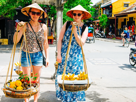 2023年8月份，越南接待国际游客量达120万人次。