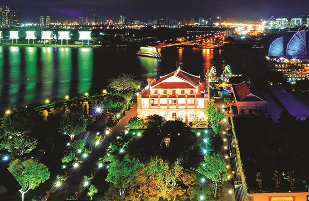 胡志明市雅龙港夜景，这里是胡志明主席革命生涯有关的一处著名历史遗迹。