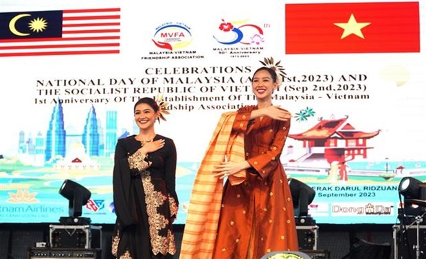 越南跨陆地小姐黎阮宝玉（右）和马来西亚跨陆地小姐Lindsey Yap参加活动。
