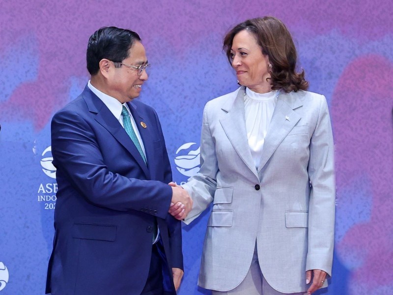 越南政府总理范明正同美国副总统卡马拉·哈里斯握手。
