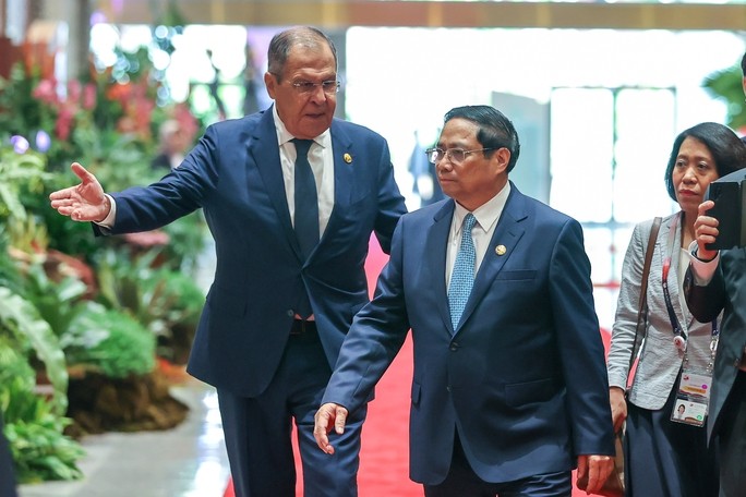 越南政府总理范明正同俄罗斯外交部部长拉夫罗夫会晤。
