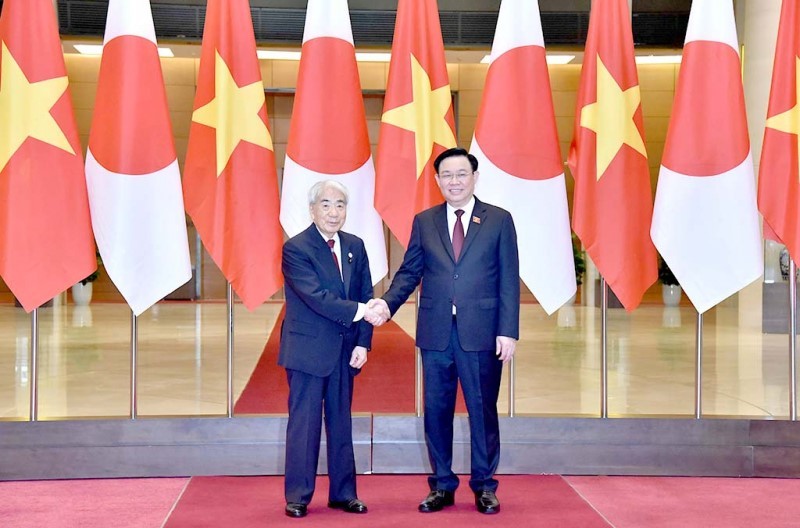 越南国会主席王庭惠与日本参议院议长尾辻秀久合影。