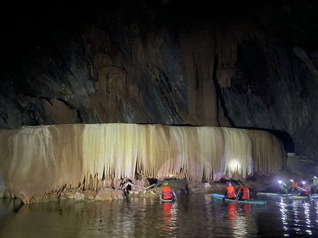 新发现的洞穴里面有宏伟、原始和非常美丽的钟乳石。