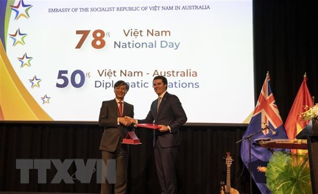 越南驻澳大使阮必成向澳大利亚外交部助理部长蒂姆·沃茨赠送纪念品。