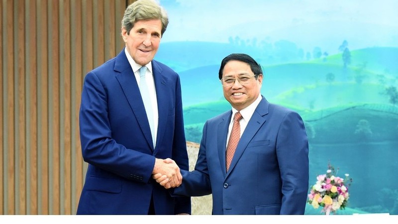 越南政府总理范明正和美国总统气候问题特使约翰·克里。