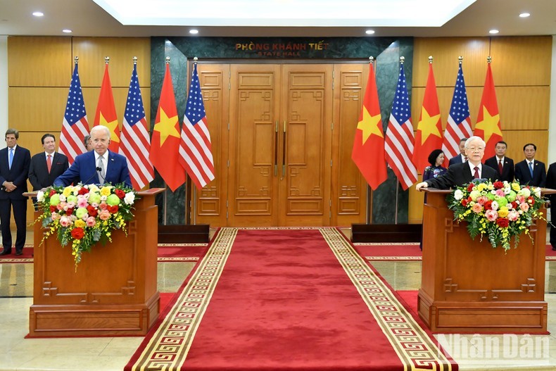 越共中央总书记阮富仲与美国总统乔·拜登会谈后举行联合记者会。（登科 摄）