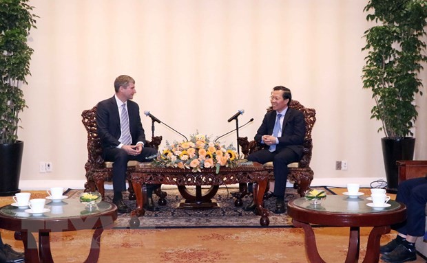越南胡志明市人民委员会主席潘文买会见世界经济论坛执行董事杰里米·尤尔根斯。