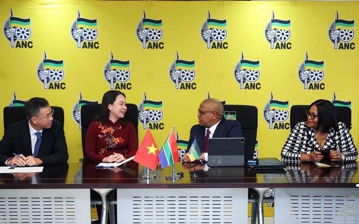 越南国家副主席武氏映春（左二）与南非执政党非洲人国民大会 秘书长菲基莱·姆巴卢拉。