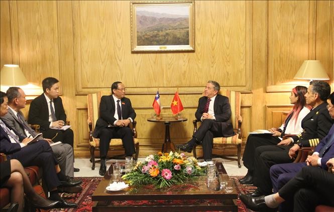 越南国会副主席陈光方与智利参议院议长胡安·安东尼奥·科洛马举行会晤。
