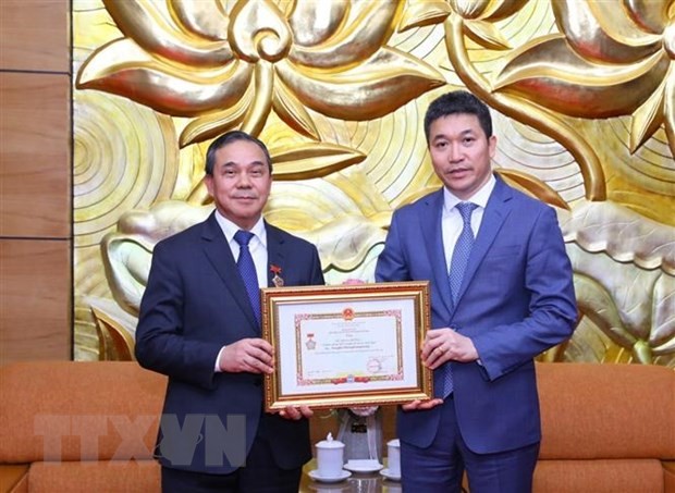 老挝驻越南大使森菲特•洪邦光(左)荣获“致力于各民族和平友谊” 纪念章。