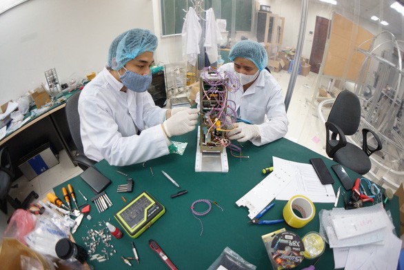 越南航天中心科学家研发纳龙微型卫星。