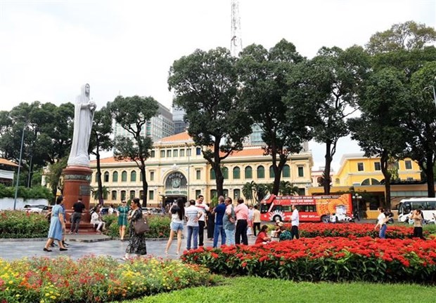 国际游客参观胡志明市。