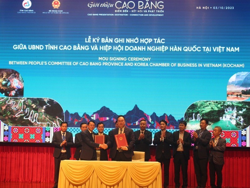 高平省人民委员会与越南韩国商会签署了合作备忘录。
