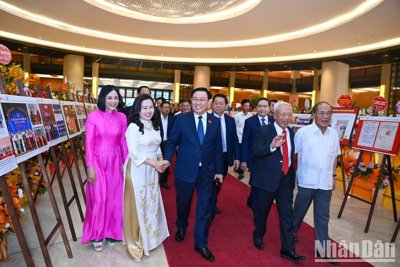 越南国会主席王廷惠及代表出席庆典。