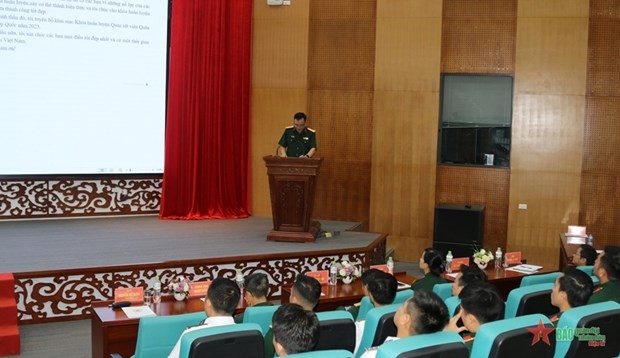 越南维和局副局长阮伯兴大校在培训班开班仪式上致词。