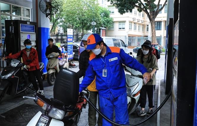 10月11日下午越南国内汽油零售价大幅下降