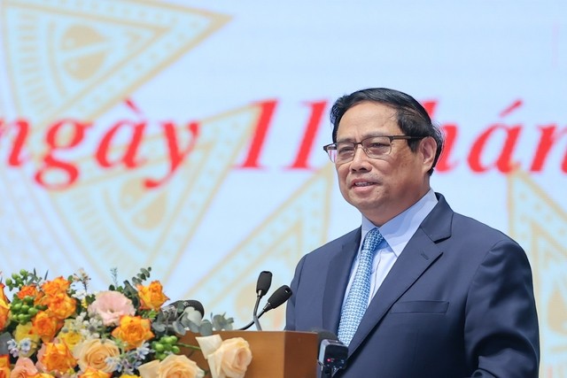越南政府总理范明正于10月11日下午主持召开政府常务委员会与优秀企业家见面会。