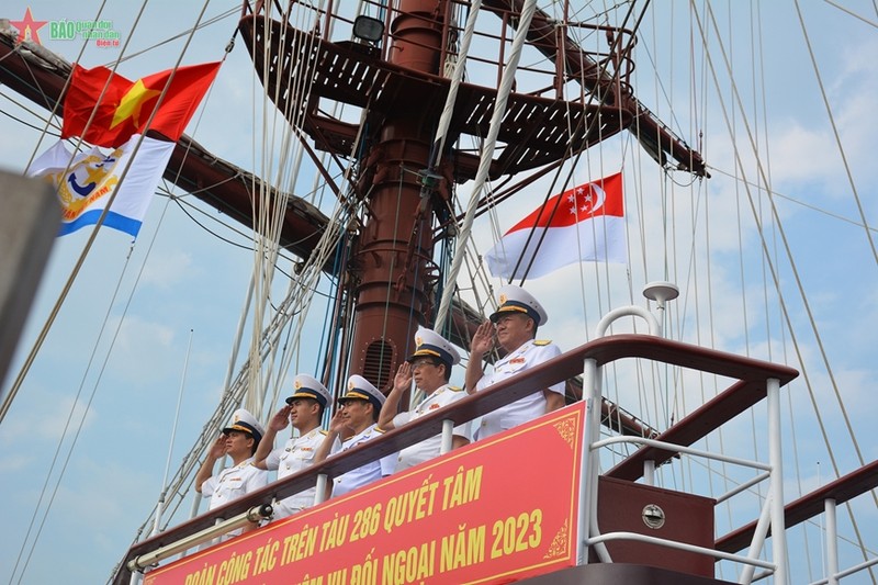 越南海军黎贵惇286号帆船的指战员道别。