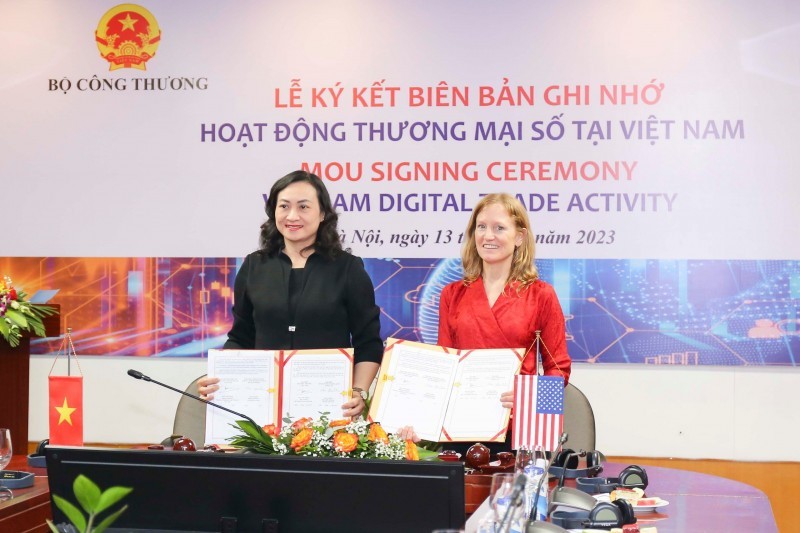 越南工贸部与美国国际开发署签署在越南数字贸易活动谅解备忘录签字仪式。