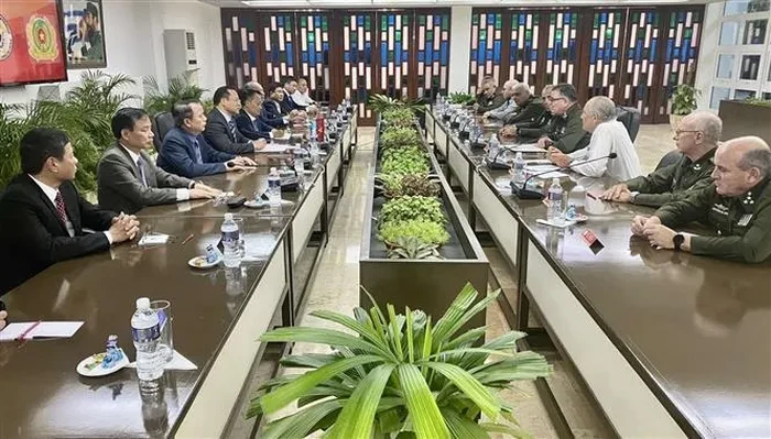 越南公安高级代表团与古共中央政治局委员、内务部长拉萨罗·阿尔韦托·阿尔瓦雷斯·卡萨斯举行会谈。
