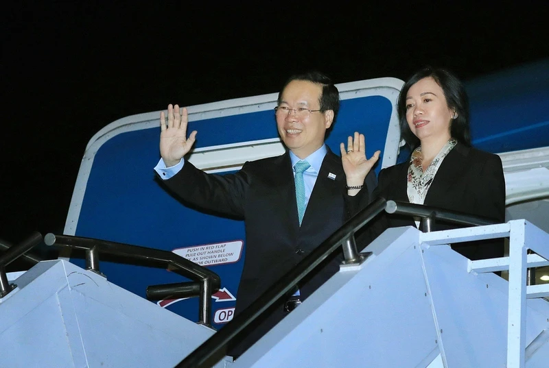 越南国家主席武文赏和夫人在转机起飞前挥手道别。