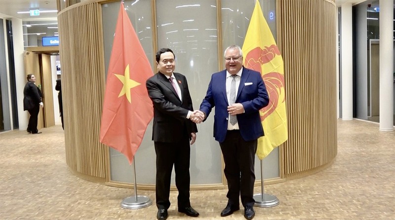 越南国会常务副主席陈青敏与瓦隆大区议会议长安德烈·弗雷德里克握手。