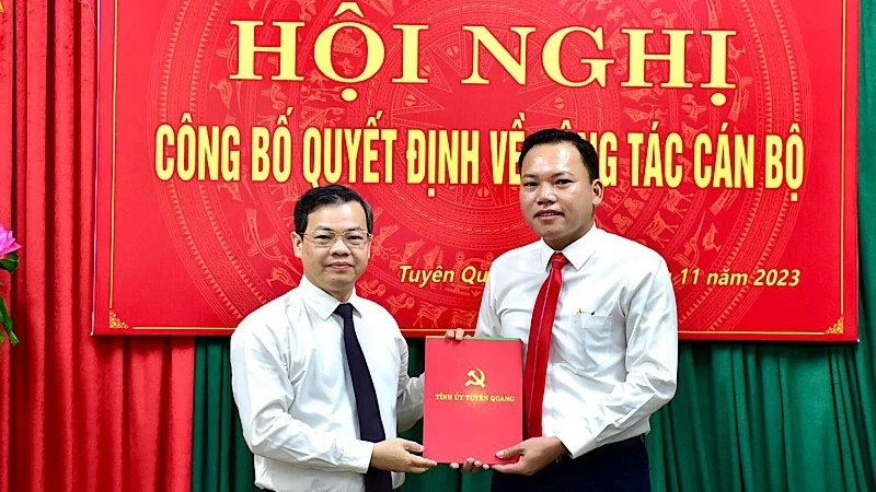 宣光省人民委员会主席阮文山向陈曰钢同志递交了省委常委会的决定。