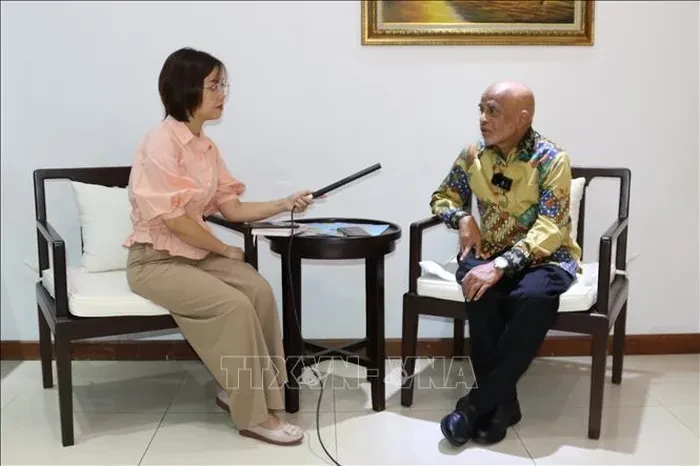 印度尼西亚学者维拉马拉·安贾亚接受越通社记者的采访。