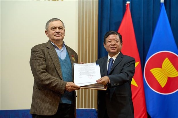 越南授予俄罗斯专家“致力于越南文学艺术事业”纪念章。