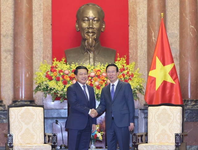 越南国家主席武文赏会见老挝政府副总理兼外交部长沙伦塞·贡马西。（图片来源：越通社）
