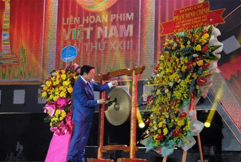 越南政府副总理陈红河敲锣开幕。