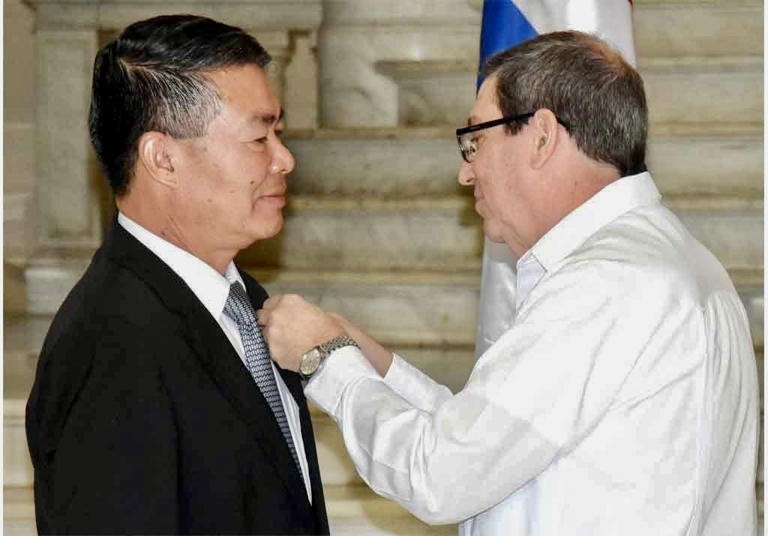 古巴共产党中央政治局委员和古巴外交部长布鲁诺·罗德里格斯·帕里利亚向越南驻古巴大使黎青松授予古巴友谊勋章。