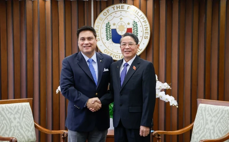 越南国会副主席阮德海会见菲律宾参议长米格尔·苏比里。