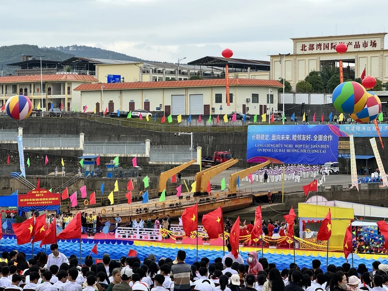 双方数百名演员、歌手、青年以及越中两国许多民众、游客和学生欢聚一堂。