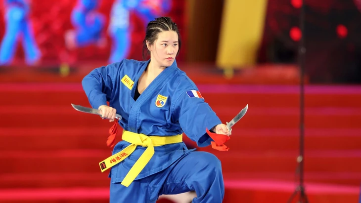 来自法国的越武道女选手双刀比赛项目。