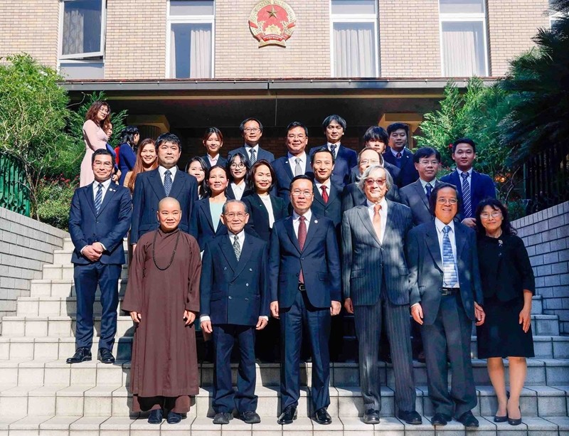 访问日本期间，越南国家主席武文赏率越南高级代表团看望越南驻日本大使馆干部人员，并会见了旅居日本各代越南人代表。