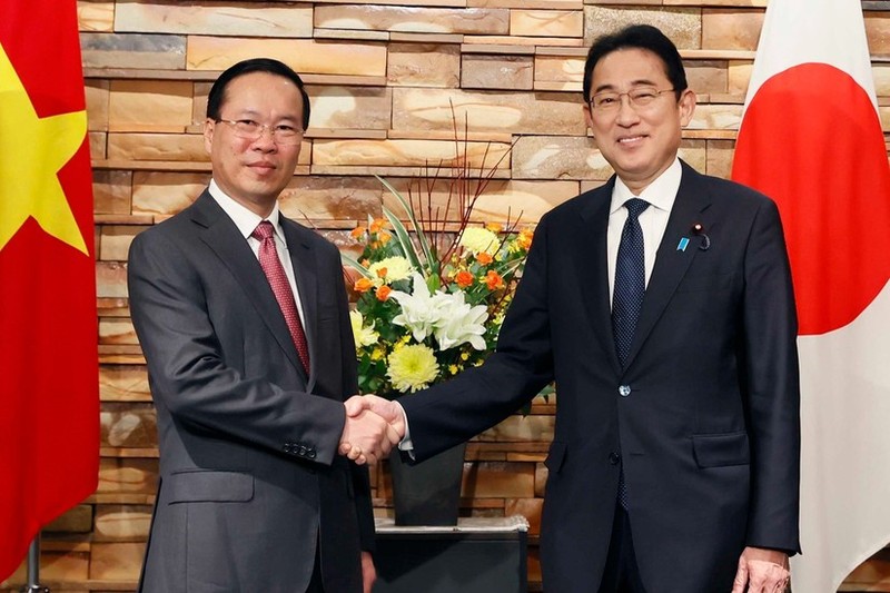 越南国家主席武文赏同日本首相岸田文雄握手。