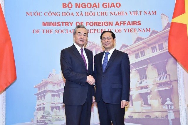 越南外交部长裴青山与中国外交部长王毅握手。