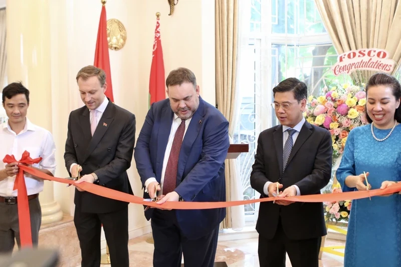 白俄罗斯驻胡志明市总领事馆开馆剪彩仪式。