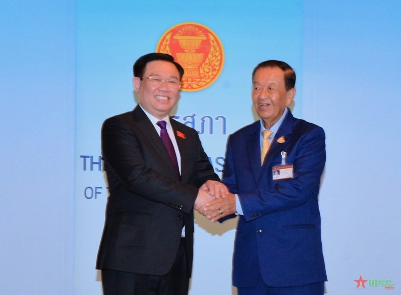 越南国会主席王廷惠与泰国国会主席旺·穆罕默德·努尔·玛塔12月7日在泰国举行会谈。
