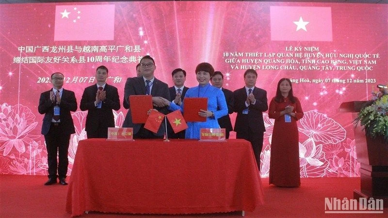 广和县驮隆镇与龙州县水口镇缔结友好镇协议签字仪式。