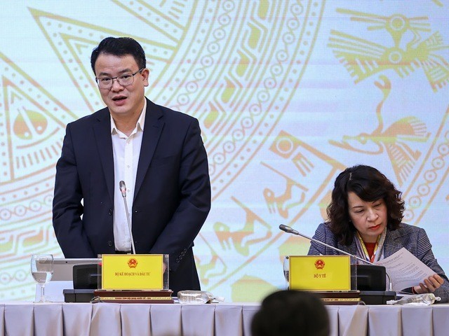 越南计划与投资部副部长陈国方作报告。