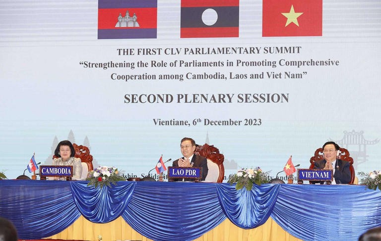 越南国会主席王廷惠（右一）出席第一届柬老越三国国会高层会议。